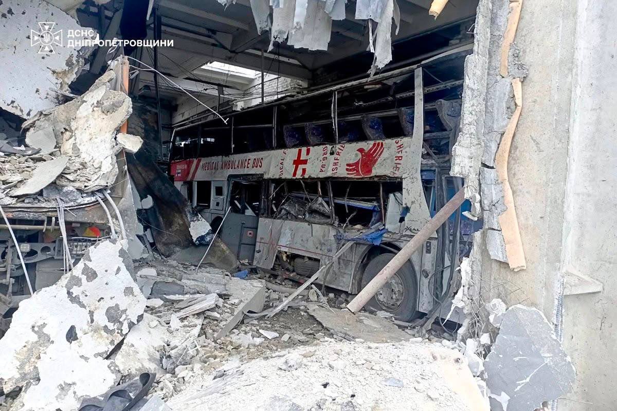 JulianRoepcke's tweet photo. While they were hugging in Moscow, Russia destroyed playgrounds, medical points, and slaughtered sleeping Ukrainian children in their homes. https://t.co/FMvBCEkc3m