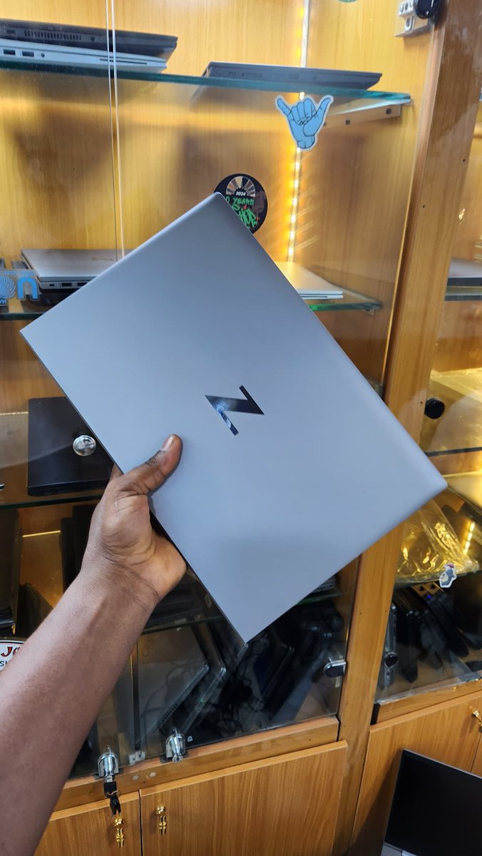 Val_Gadget's tweet photo. This laptop is mean 😪 https://t.co/SRF1V0vpxH