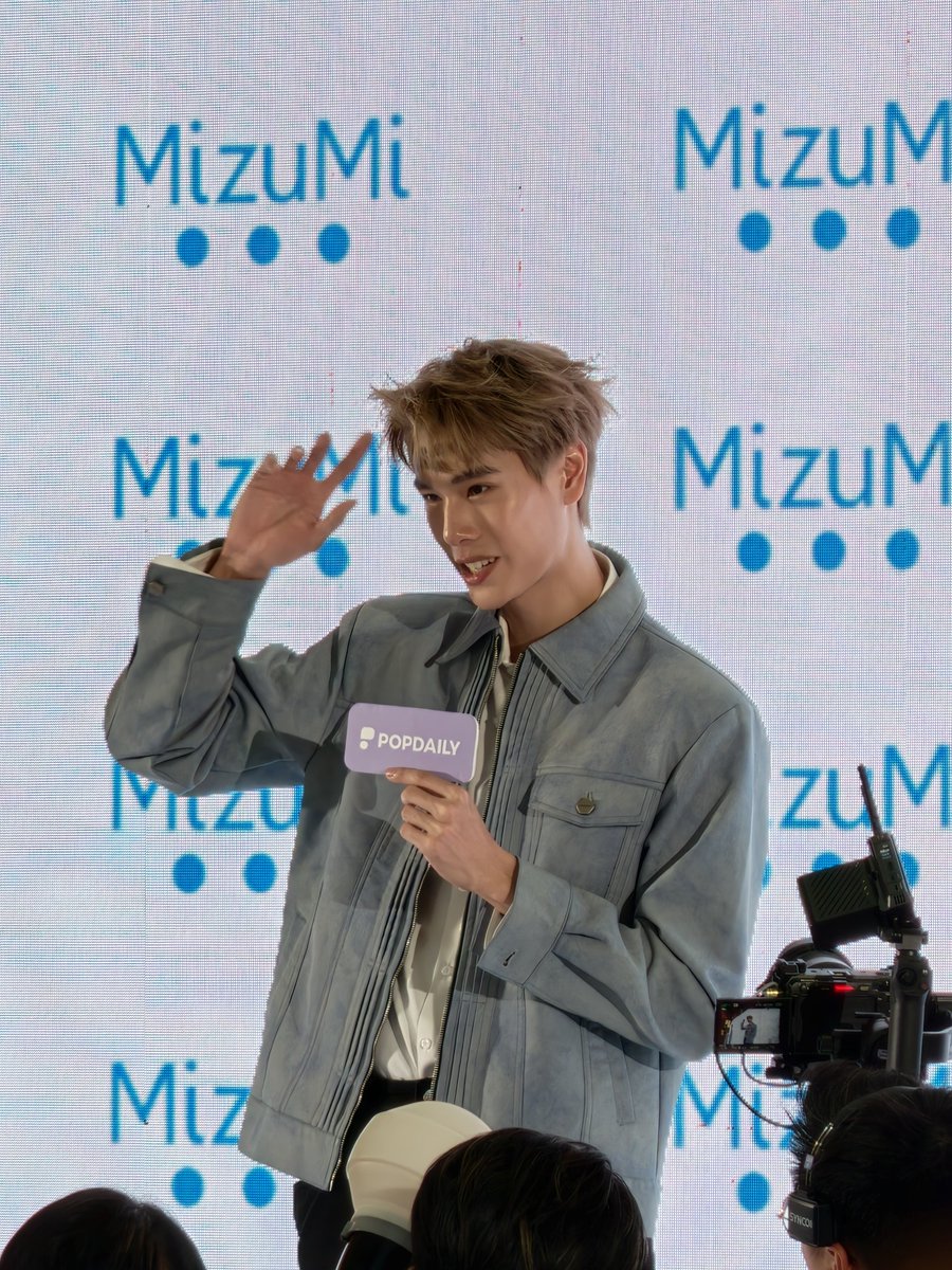 Acdmla's tweet photo. It's so exciting to see him talking 🤣

#phuwintang 
#MizuMiFirstGlowWithPhuwin #MizuMixPhuwin #MizuMixWatsonsMY #MizuMiMY https://t.co/gzTTo6Z6sG