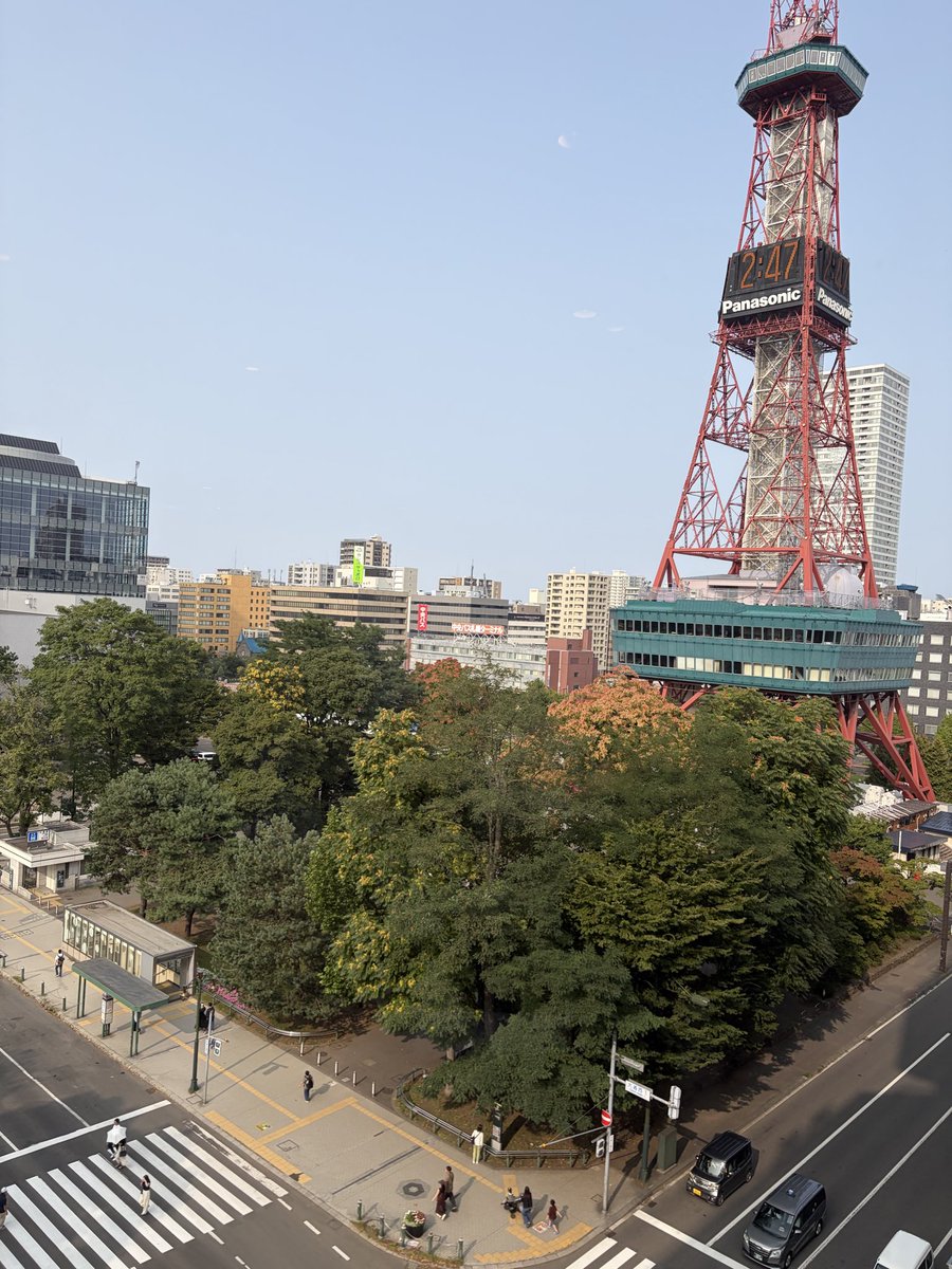 noripan_man's tweet photo. 仕事のストレスが半端ないので、眺めの良いカフェでパンケーキ食べてきました。
仕事ばかりしてるうちに、秋になってる！紅葉！びっくり！ https://t.co/Vdo0gNyb6W
