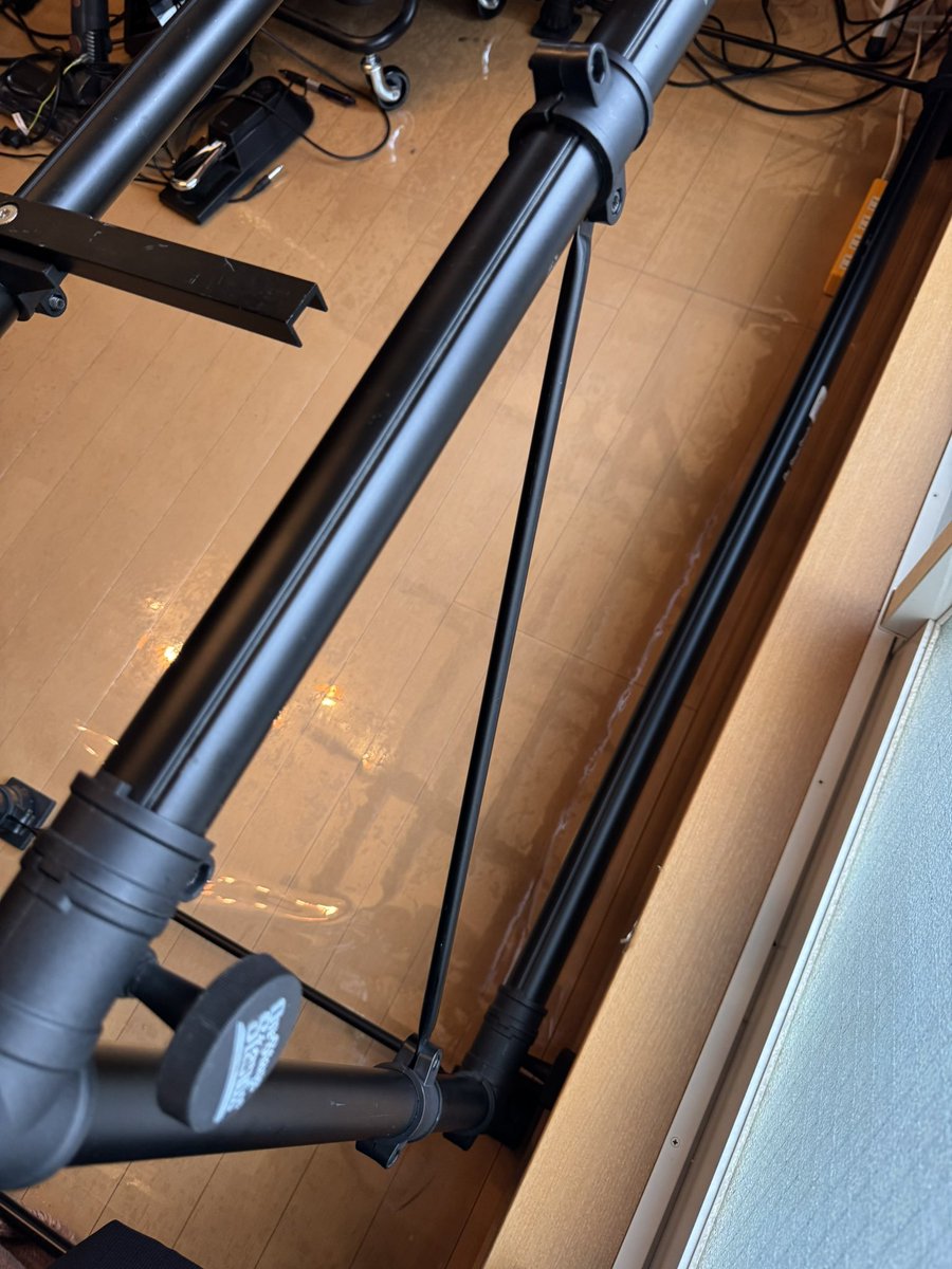 calimerotan's tweet photo. 家にあるOnStage StandのA型キーボードスタンド。
2個持ってたんだけど、1個ジョイントがもうダメになってたから2個イチにして強度増してやった！
TAMAのキーボードスタンドみたいにステー着けたら(2枚目)安定感が超増してビビった！
そして新たなお友達(3枚目下段)のRoland Fantom-X7。もう20年以上のモデルになるんだねぇ…当時ローン組んで新品で買ったなぁ〜ww

10年前に作っていた音色使いたかったので買い戻しましたww
しかもエキスパンションボードのSRX-07 Ultimate Keys入ってるのお得過ぎだわ(4枚目)

YAMAHA EX5(20kg)を上段に乗っけても大丈夫なくらい強度が増したのは素晴らしい！
ただ残念なのがこれをしようとすると2個イチにしなきゃならんということww
パーツ単体でメーカーさん売ってくれたらいいんだけどねぇ〜………

さぁ〜て腰も痛くなったし、お風呂入って���シ食って今夜はF1観戦っす！