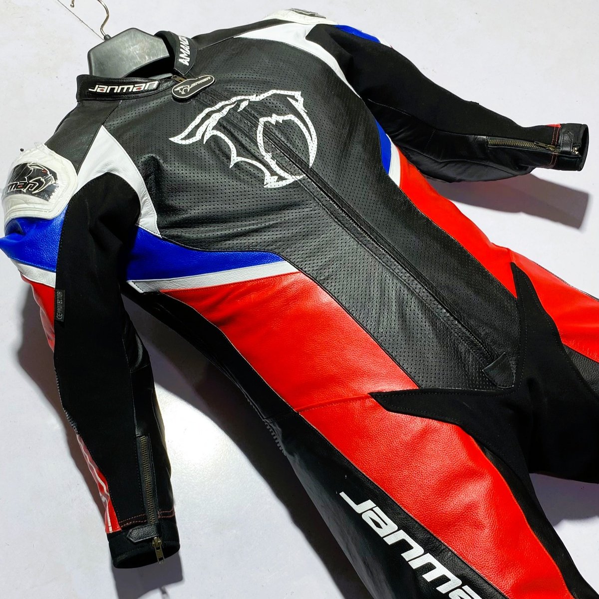WinterWikins's tweet photo. Custom women’s kangaroo airbag-compatible race leathers, built to AAA, FIM, and MFJ specs. Trackster model with CE Level 1 or 2 protection. Available in Track or Championship level, with custom airbag compatibility. https://t.co/fJf2F5j9aP
