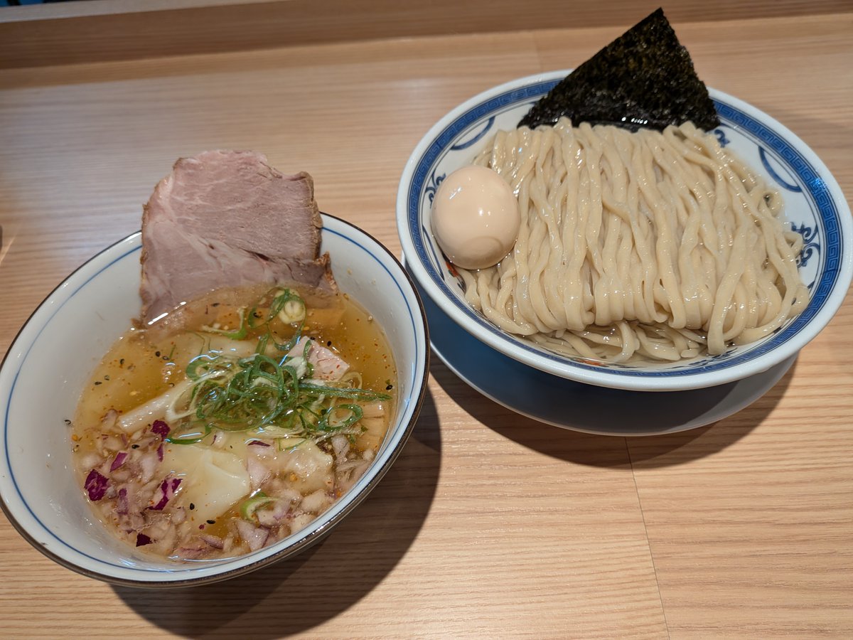 NamaZombie's tweet photo. 志木　中華そば千乃鶏　特製鰹昆布水つけ麺塩
久々　藻塩だつけても美味しく頂ける鰹昆布水に浸かった麺　さらにスープにつけると美味さ倍増😚　完飲　したところで無料のライム頼むの忘れてた🤤　皆様は是非　＃ラーメン　＃つけめん https://t.co/K4daJnivZz