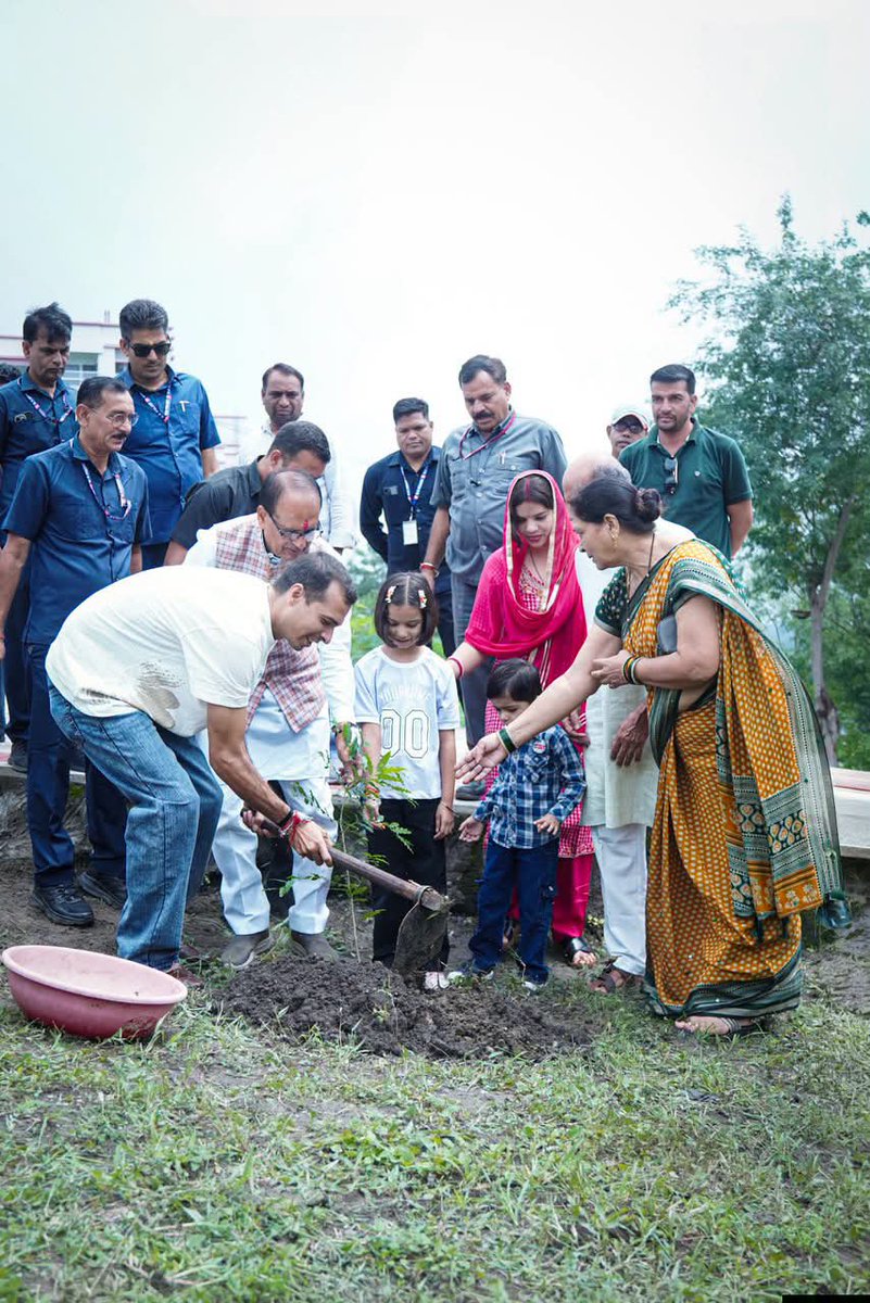 VigyanMon's tweet photo. प्रतिदिन पौधरोपण के संकल्प के क्रम में आज भोपाल स्थित स्मार्ट सिटी पार्क में पर्यावरण प्रेमियों के साथ पौधा रोपा। आज बेटी यशविका जादौन ने अपने जन्मदिन पर साथ में पौधा लगाया, बेटी को बधाई तथा उज्ज्वल भविष्य हेतु शुभकामनाएं! https://t.co/Ki89sgX5U2