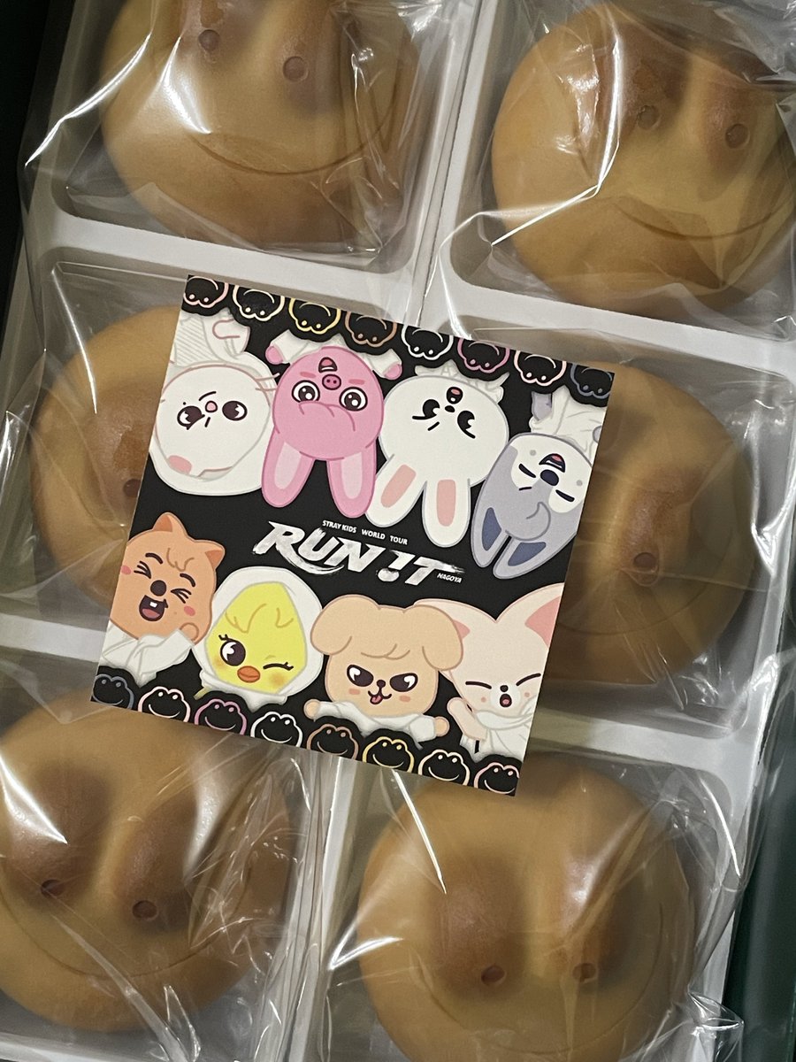 N24521031's tweet photo. カエルまんじゅう、ゲットだぜ…！🐸

うちの愛猫も興味深々。
その後かじってた。（ほんとに食うとは笑）
さすが、お目が高いおニャンコ…🐈‍⬛ https://t.co/BoacNDynC8