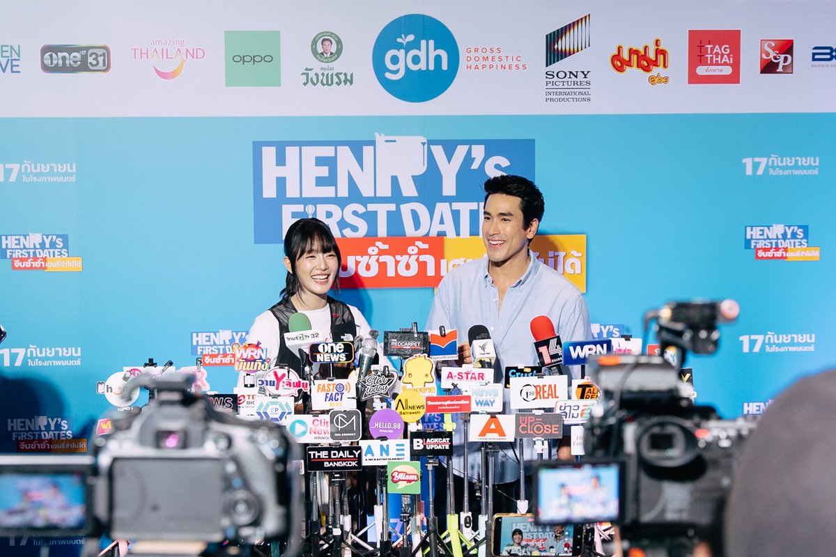 ANiceEnt's tweet photo. เดทแ���กเล่นใหญ่! “ณเดชน์-มินนี่” ชวนขึ้นบอลลูน!
GDH ผนึกกำลัง Sony Pictures International Productions
จัดงานแถลงข่าวหนัง “HENRY’s First Dates จีบซ้ำซ้ำ เฮนรี่จำไม่ได้”
(17 กันยายน ในโรงภาพยนตร์)

#Nadech #MINNIE
#ณเดชน์ #มินนี่
#ซูโม่กิ๊กเกียรติ #เบิ้ลปทุมราช #วิเวียนทิพากร
#เฮนรี่เฟิสต์เดทจีบซ้ำซ้ำเฮนรี่จำไม่ได้
#HenryFirstDates

เปิดแลนด์มาร์กแห่งใหม่กลางกรุง! สมกับเป็นเดทแรกของ “เฮนรี่” งานนี้ GDH ร่วมกับ Sony Pictures International Productions เปิดประสบการณ์เดทสุดพิเศษในงานแถลงข่าว “First Dates with Henry” ที่โซน The Storeys Square, One Bangkok พร้อมพาแฟน ๆ ก้าวเข้าสู่โลกของ “เฮนรี่” ในภาพยนตร์ “HENRY’s First Dates จีบซ้ำซ้ำ เฮนรี่จำไม่ได้” หนังสไตล์โรแมนติก คอมเมดี้ แฟมิลี่ โดยนำบอลลูนสีสันสดใสมาตั้งตระหง่านที่ One Bangkok เพื่อให้ทุกคนได้มาปักหมุดเช็กอินและถ่ายภาพกันแบบรัว ๆ

🔗https://t.co/eY355rEffx