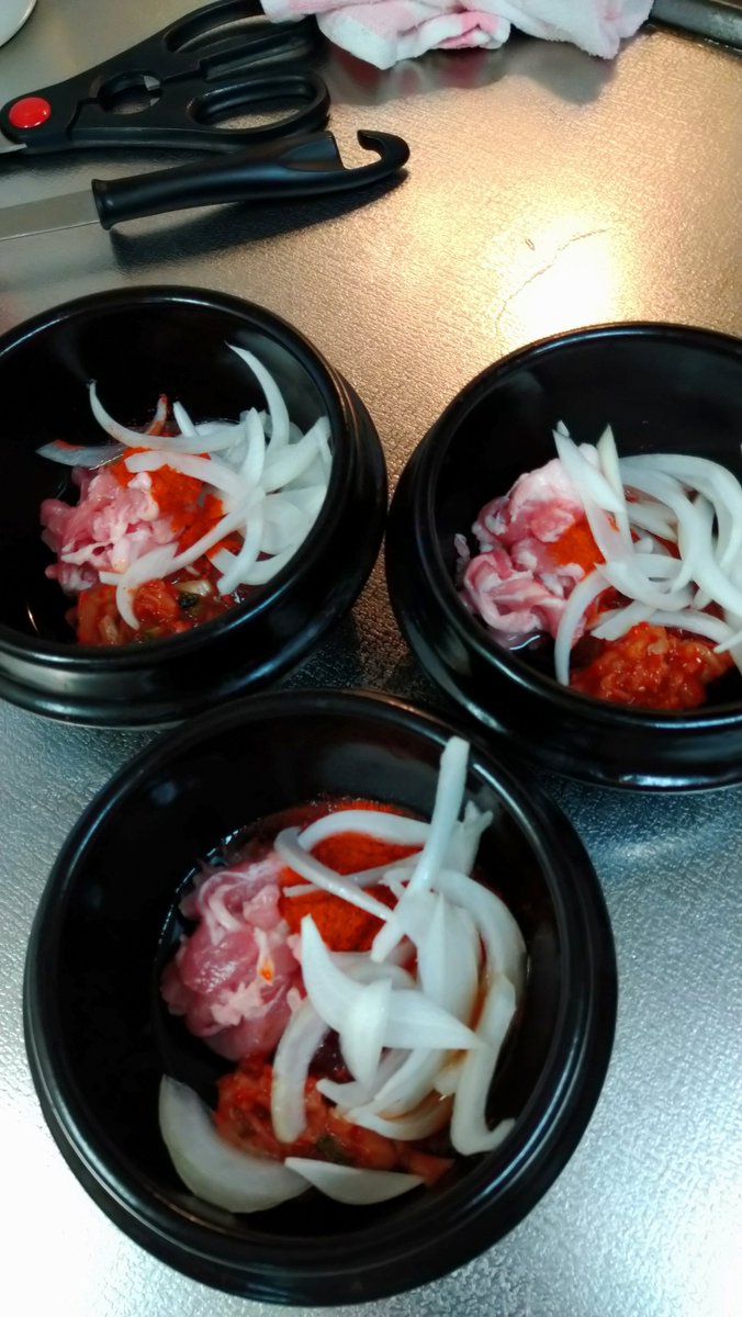 moni_manma's tweet photo. ミニ豆腐チゲと
タルタルソースチキン揚げ
でっす✌ https://t.co/E5pVjZenPf
