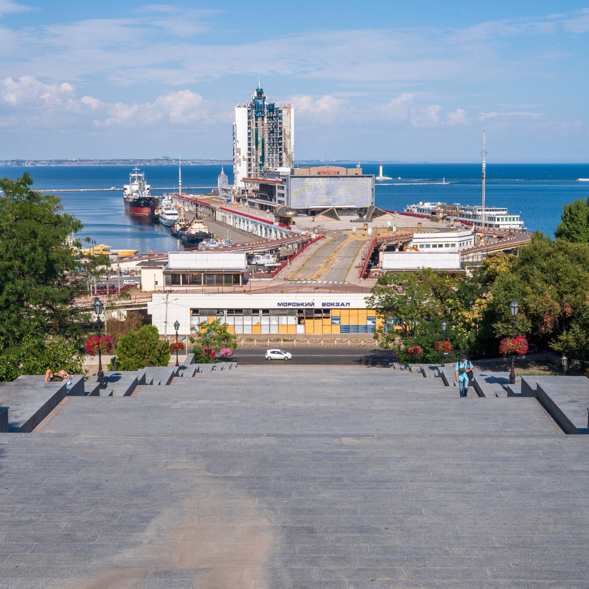 MFesneau's tweet photo. À Odessa, dernière étape ukrainienne, nous nous sommes répartis en groupes de travail dans une ville où les frappes tombent trop souvent.

@ZarinaZabrisky, journaliste de Kherson, nous décrit les « safaris humains » qu'elle fut la première à documenter : des drones russes traquant les civils un par un, pour le simple plaisir de tuer. L'ONU conclut à un crime contre l'humanité.

Puis le centre Superhumans, où les soldats blessés sont appareillés puis accompagnés jusqu'au retour à la vie civile, 800 par an. La France figure parmi les soutiens et certains soignants ukrainiens ont d'ailleurs été formés à Nancy.

Enfin, depuis l'escalier Potemkine, le port, vide. Aucun navire commercial n'a quitté Odessa depuis plus d'un mois. Ces quais portent pourtant 90% des exportations céréalières du pays. La guerre alimentaire est à l’œuvre.