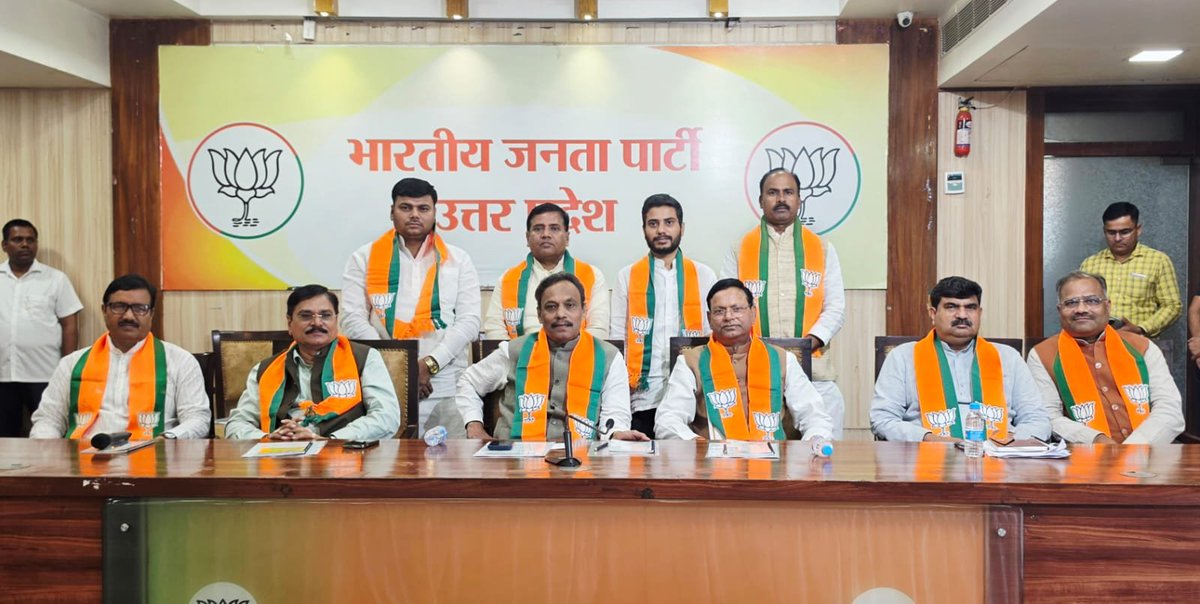 Ramkishorbjp1's tweet photo. लखनऊ स्थित भाजपा प्रदेश मुख्यालय में आयोजित संगठनात्मक बैठक के अवसर पर भारतीय जनता पार्टी के राष्ट्रीय महामंत्री माननीय विनोद तावड़े जी, माननीय जगदीश भाई पटेल जी, भाजपा उत्तर प्रदेश के प्रदेश अध्यक्ष माननीय पंकज चौधरी जी एवं प्रदेश महामंत्री संगठन माननीय धर्मपाल सिंह जी भाई साहब से शिष्टाचार भेंट कर संगठनात्मक विषयों पर सार्थक चर्चा की।
संगठन की मजबूती, कार्यकर्ताओं के सतत परिश्रम एवं जनसेवा के संकल्प के साथ हम सभी राष्ट्रहित में निरंतर कार्य करने के लिए प्रतिबद्ध हैं।