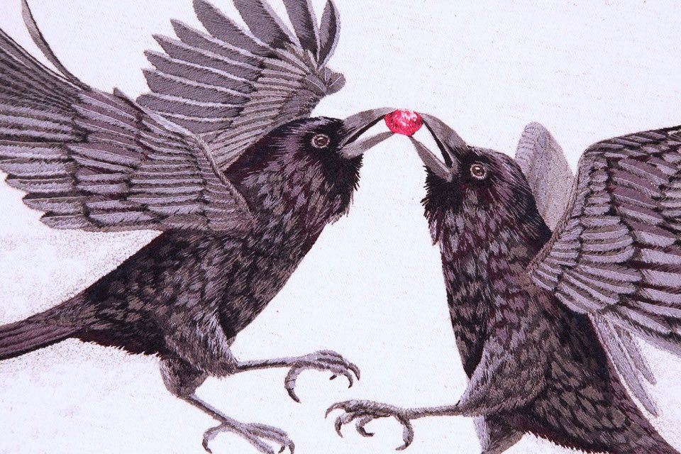 Psychehandmade1's tweet photo. 本日は大好きなカラスの日🖤🤍
全部手刺繍作品です🪡

1枚目、アポロンの鴉(怒りをかって黒くなった姿バージョン)
2枚目、アポロンの白鴉(アポロンの寵愛を受けている時の白い姿バージョン)
3枚目、ロンドン塔の鴉 https://t.co/5F7JWFKMjl