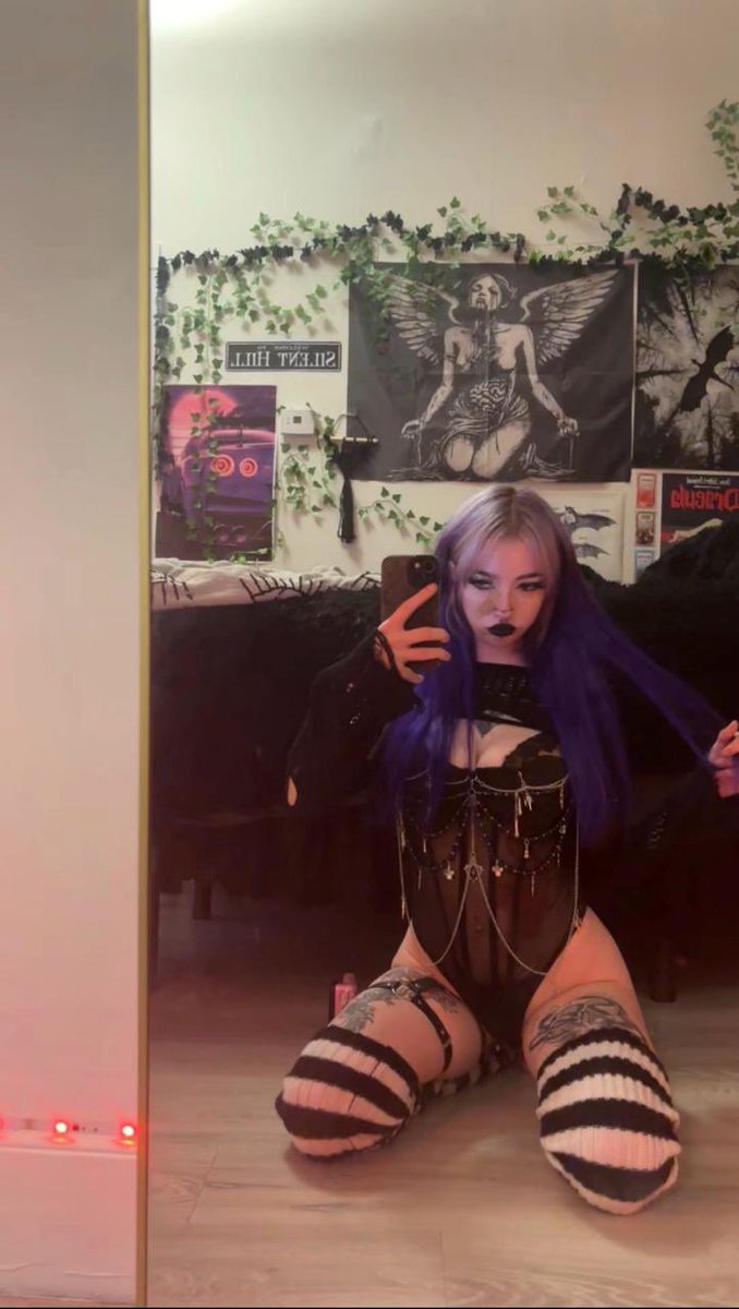 ColetteCrypt's tweet photo. i need someone that can make me nut with just his fingers rn asap 🖖🏻💦 https://t.co/lr2tEL25lp