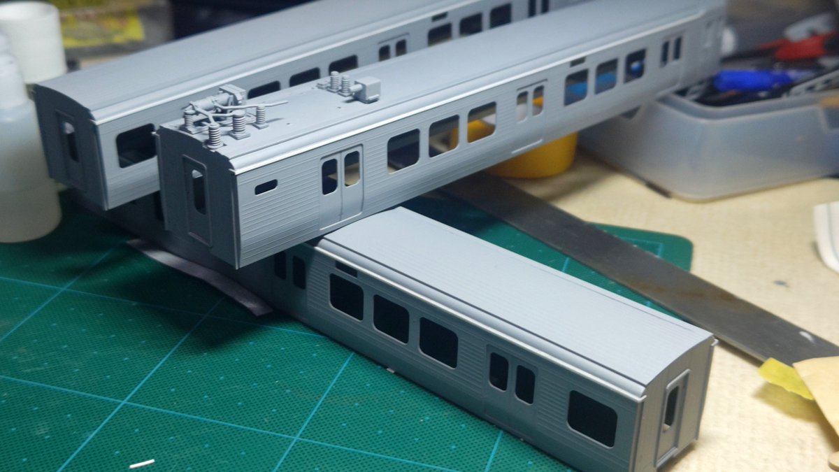 souta_model's tweet photo. 九州の快速電車「赤」
とりあえず進めていこうと思います。

ビードとかのゴツゴツは謎インクで印刷されてます。スゲェけど失敗したら終わりですね💦
雨樋も印刷済ですが、印刷にも限界があるのでプラ帯を貼り付けて強化。
この辺で厚みが出せればなぁと。 https://t.co/3E59opIY6U