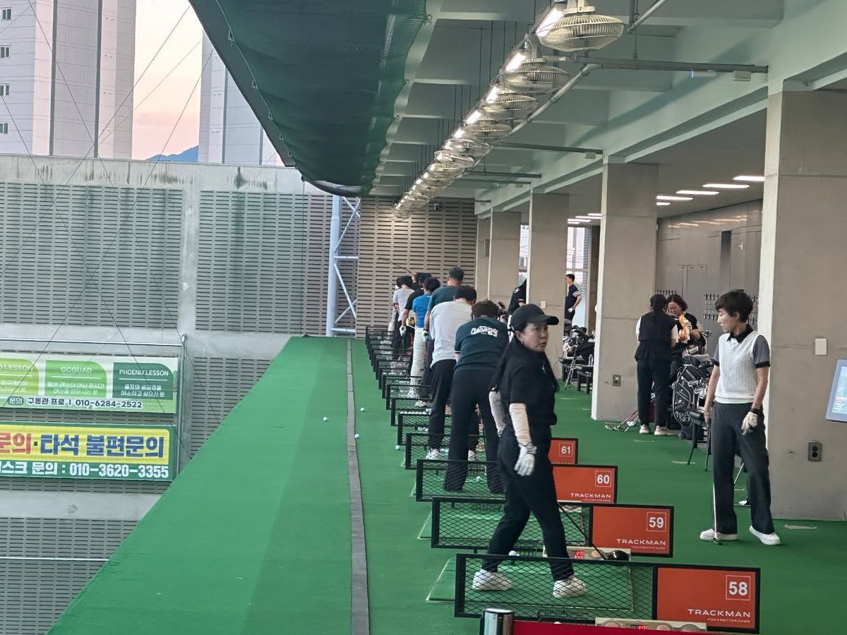 HoracePerl1rtz's tweet photo. Daegu MBC Culture Center CEO Executive Course Lesson Day

We had an enjoyable, productive lesson with the CEOs, covering driver and iron swing fundamentals, putting distance control, bunker shots, and short game skills for immediate use on the https://t.co/H4ZsCYntPH
