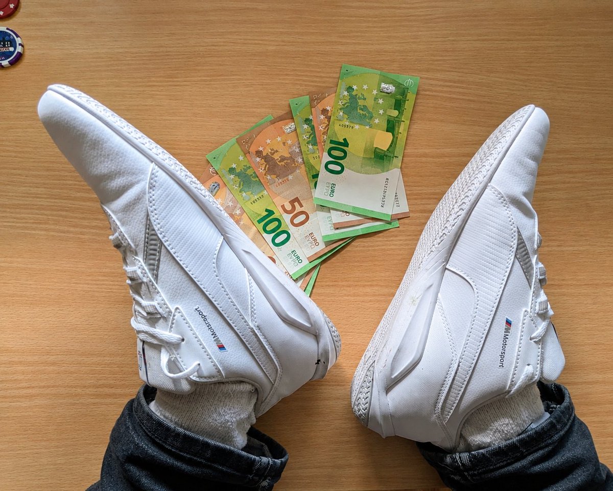 Alpha_Dom1's tweet photo. That looks like a good deal. I put my feet up, you put your money down. Simple rules for a simple game. 👌💵 https://t.co/ba0cfYMU0U