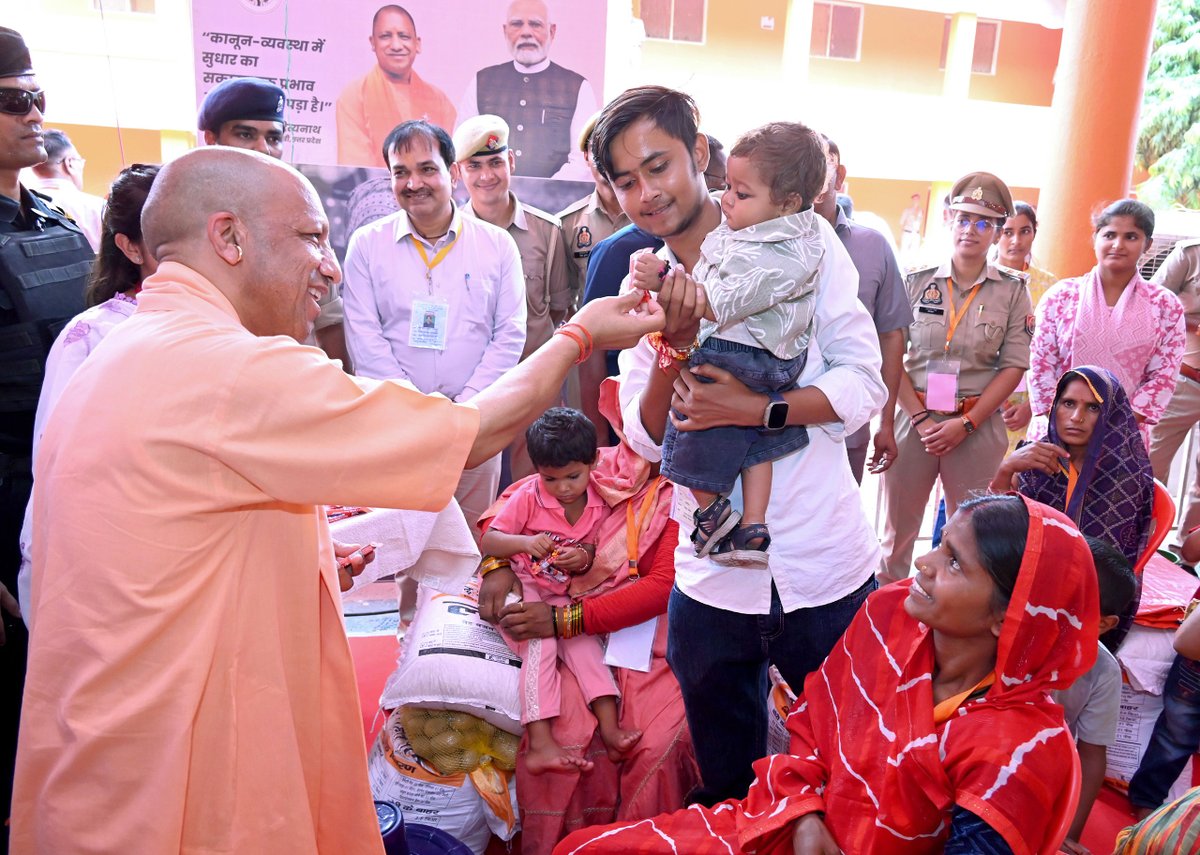 myogiadityanath's tweet photo. जनपद चित्रकूट में आज बाढ़ प्रभावित क्षेत्रों का हवाई सर्वेक्षण एवं घाटों का स्थलीय निरीक्षण किया। साथ ही, बाढ़ प्रभावित 800 परिवारों को राहत सामग्री का वितरण, बाढ़ में आश्रयहीन परिवारों को आवास हेतु भूमि आवंटन प्रमाण-पत्र एवं आपदा मोचक निधि से राहत राशि का वितरण भी किया। 

इस अवसर पर प्रभावित परिवारों के मध्य पहुंचकर उनका कुशल-क्षेम भी जाना।

मैं बाढ़ प्रभावितों को आश्वस्त करता हूं कि सरकार पूरी प्रतिबद्धता से उनके साथ खड़ी है।