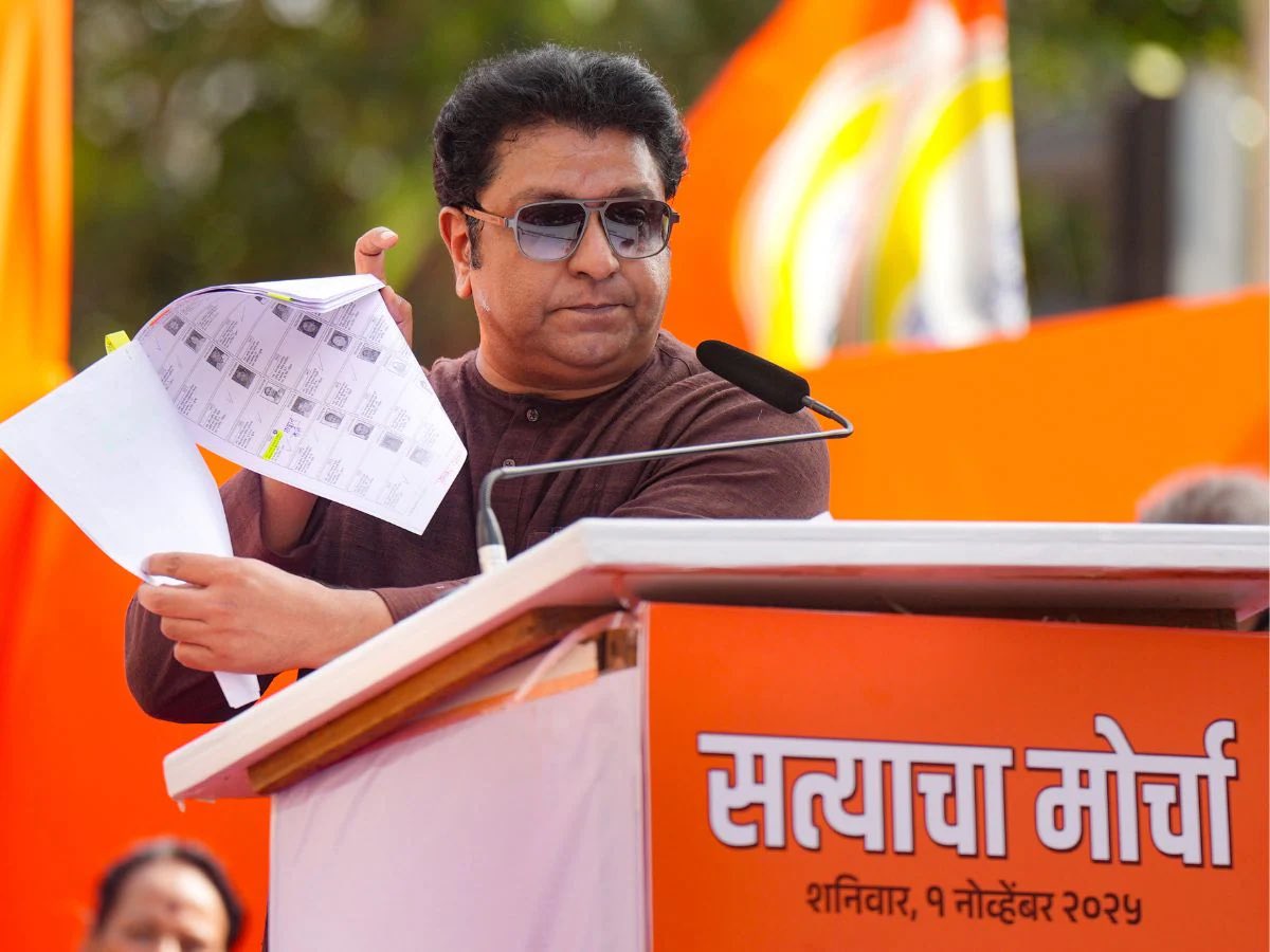 rajupatilmanase's tweet photo. २०२४ मध्ये वाढलेली मतदारसंख्या नेमकी कुठून आली ? SIR ने उपस्थित केले गंभीर प्रश्न !

१४४ कल्याण ग्रामीण विधानसभा मतदारसंघातील SIR 2026 ची आकडेवारी अनेक प्रश्न निर्माण करणारी आहे.
लोकसभा २०२४ — ४,५३,१५९ म��दार
विधानसभा २०२४ — ५,४७,७५० मतदार

( लोकसभेनंतर फक्त ९४६०१ मतदार वाढले व असाच प्रकार राज्यातील प्रत्येक विधानसभा निवडणुकीवेळी व महापालिका निवडणुकांमध्ये घडला होता. त्यावेळी सर्व विरोधी पक्षांनी राज्य निवडणूक आयोगाकडे तक्रार करूनही निवडणूक आयोग मुग गिळून गप्प बसले. याचा निषेध व सत्य परिस्थिती दाखविण्यासाठी मा.राजसाहेबांच्या व इतर विरोधी पक्षांच्या मुख्य नेत्यांनी मिळून ‘सत्याचा मोर्चा’ काढला होता व त्यावेळेसही मा. राजसाहेबांनी दुबार मतदार याद्यांचा ठिग जनतेसमोर जाहीरपणे दाखवला होता. )

आता SIR Draft Roll मध्ये तब्बल २,५२,२४७ नावे समाविष्ट नाहीत. त्यापैकी २,३८,७८९ नावे Permanently Shifted / Untraceable / Absent म्हणून वर्गीकृत आहेत. Indian Express ने कल्याण ग्रामीणमध्ये हे प्रमाण ९४.७% असल्याचे नमूद केले आहे.

विशेष म्हणजे २०२४ विधानसभेला एकुण मतदान झाले २,९४,८८८ एवढे मतदान झाले. व आताच्या SIR प्रमाणे जाहीर केलेल्या यादीत मतदार आहेत २,९५,५०३ मग वगळलेल्या २,९५,५०३ मधील निश्चितच काही नावे बोगस, डुप्लिकेट किंवा अपात्र होती. मग त्यांनी मतदान केले का याची निष्पक्ष चौकशी हो���े गरजेचे आहे.

📌 संदर्भ: The Indian Express, 3 सप्टेंबर 2026

#SIR2026 #KalyanRural_144 #VoterList #Maharashtra
