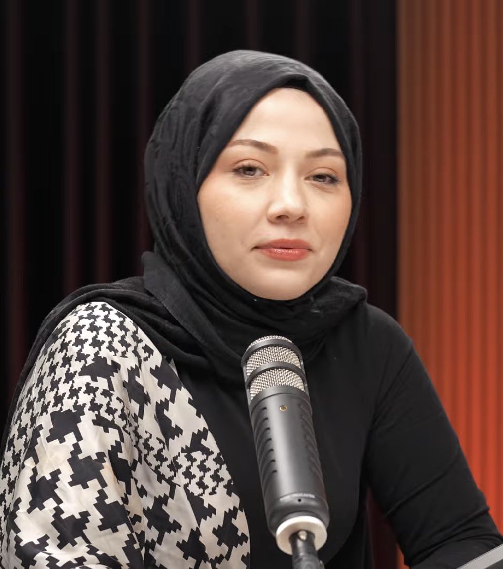 dailyislamist's tweet photo. 🗣️ Deva Partisi Genel Başkan Yardımcısı Büşra Sakınmaz:

(Sözde tesettür defilesi hakkında)

“Yıllar önce Modanisa’ya da aynı linçleri yaşattınız ama o ihracatta şampiyon oldu.

Kadınlar dünyanın farkı yerlerinde farklı şekillerde örtünüyor. 

Bugün Imannoor’u bırakın yapsın. Sektör Türkiye’den büyüsün. Beğenmeyen almasın, giymesin. 

Şu sık boğaz işi yordu artık. Beğenmediğiniz her girişimi kapatma isteğiniz de.
