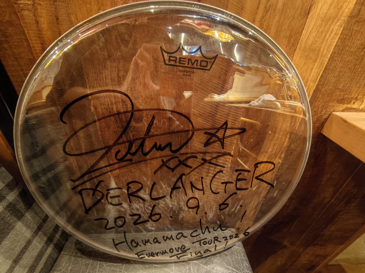 qqmmtsk's tweet photo. #DERLANGER 浜松2日目ツアーファイナル！本日のハイライトはオーラスでTetsuさんのスタッフ紹介からのメンバー呼び戻しからのCIPHERさんの「もう1曲やる？」からのSADISTIC EMOTION！！中4日でもうExtraですが構わず叫び倒しました。そして人生初、Tetsuさんが投げたドラムヘッドをゲットできました！ https://t.co/c5azEh4kHE