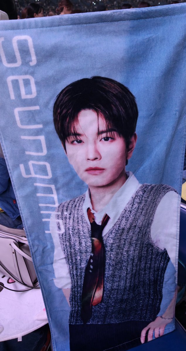 you_skz143's tweet photo. 【拡散希望】
本日バンテリンアリーナ某Aブロック5列目にいたスンミンペン、ピリペンの男女の方
スンミンタオルを座席下に落とされています
当方隣の🐰ペンです
このまま預かるのが良いのかドームに預けるのか悩んでおります
こちら見かけましたらご連絡下さい https://t.co/ESFu9KSIje