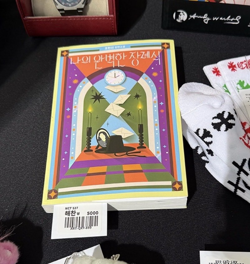 renhaesx's tweet photo. IM CRYJNGJDJFJDID the book he donated to the flea market that was released earlier this year and fans asking if he like…. actually read it AND HAECHAN GOT SULKY AND DEFENDED HE PIKCED THE ITEMS CAREFULLY LMAOOJDJSIDIS OH AEGI 😭😭😭 https://t.co/qz3MrtLyEn
