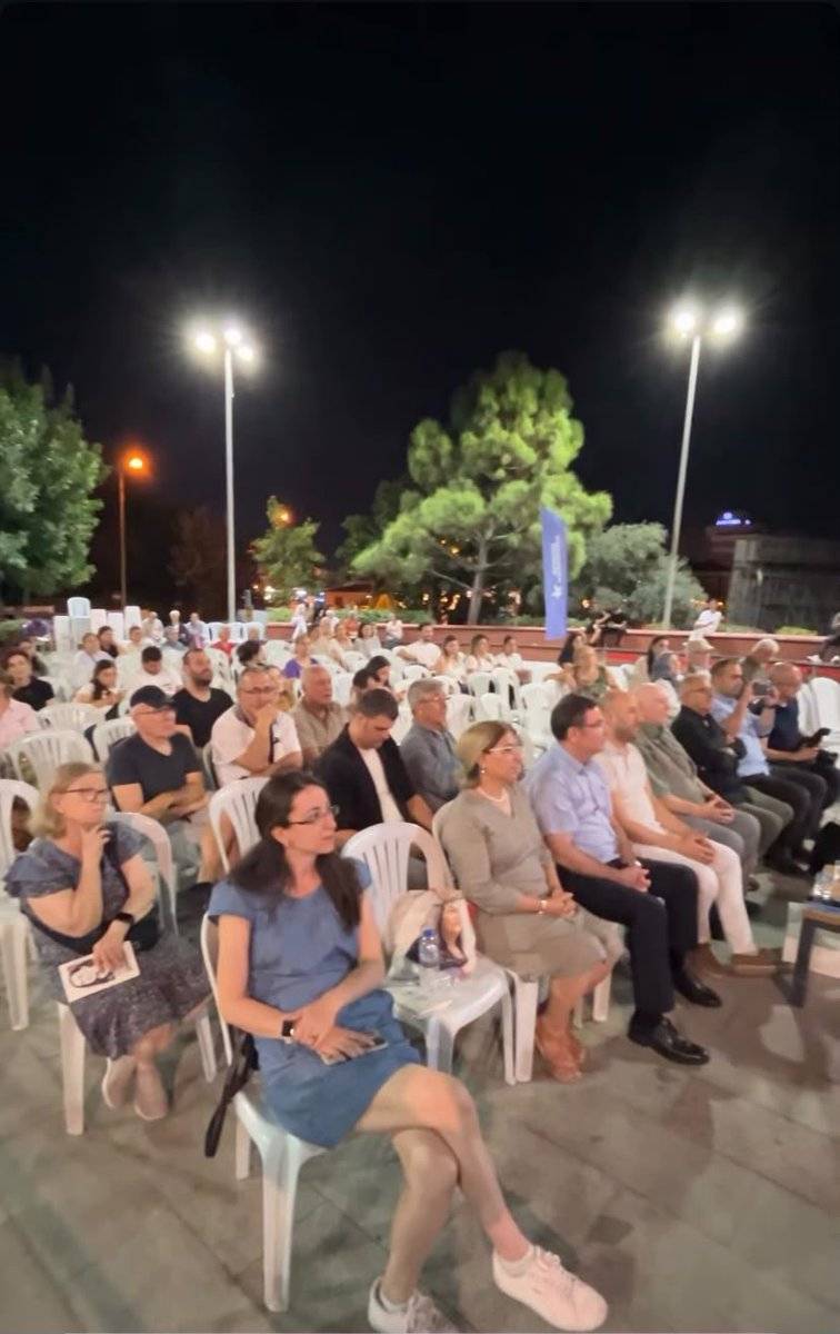 BirlesikMetal's tweet photo. 🔴Sendikamız Genel Başkanı Özkan Atar, dün Küçükçekmece’deki Ali İsmail Korkmaz Parkı’nda düzenlenen 11. Sennur Sezer Emek-Direniş Şiir ve Öykü Ödülleri törenine katıldı.

Atar konuşmasında, şair Sennur Sezer’in yaşamı ve eserleriyle işçi sınıfının mücadelesinin, emeğin ve direnişin sesi olduğunu; şiiri, edebiyatı ve sanatı emekçilerin yaşamından ve mücadelesinden hiç ayırmadığını ifade etti.

Genel Başkanımız, grev ve direnişlerimizde her zaman yanımızda olan Sennur Sezer’in, işçi sınıfının belleğinde ve mücadelesinde yaşamaya devam edeceğini vurguladı.

Sennur Sezer’i sevgi, saygı ve özlemle anıyor; şiirleriyle ödüle değer görülen Özcan Öztürk ve Ayşe Şafak Kanca’yı kutluyoruz.

#SennurSezer @SennurSezerOdul