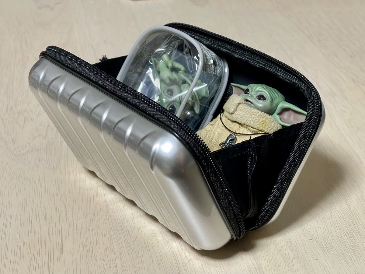 pyrashki's tweet photo. ホットトイズ1/4グローグー用ケース情報。

ポーチinハードポーチで、空きスペースにジャストで1/4が収まる。顔や手の交換パーツ、その他小物まで持ち歩きたい人用に👀
DAISOとseriaで合計660円。 https://t.co/HsdCOQ5IYT