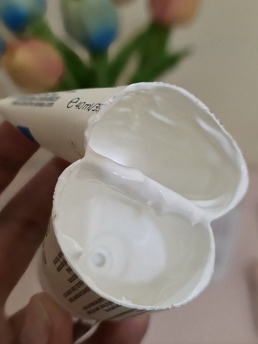 martabakismissu's tweet photo. HAH SERIUSAN?! Hampir 2 tahun pakai moist ini di muka, baru tau kalo ternyata bisa dipakai buat stretch mark dan area lipatan gelap di selangkangan juga 😭🙏 https://t.co/R2W3o685re