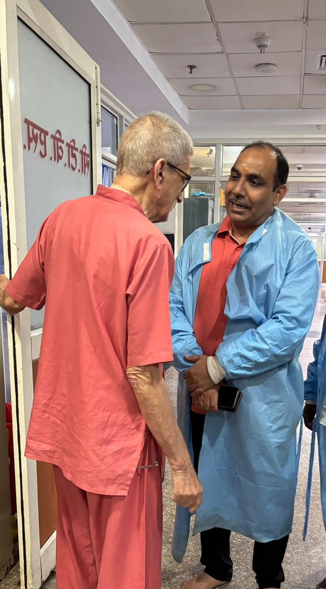 raghvendralyc's tweet photo. #अति_निंदनीय!

काशी हिंदू विश्वविद्यालय में 85 वर्षीय पद्मश्री डॉ. #टीके_लहरी जी के साथ गाली-गलौज मारपीट की घटना अतिनिन्दनीय है..!!
इससे ज्यादा शर्मनाक घटना कुछ हो नहीं हो सकती ..!!

जिस वरिष्ठ चिकित्सक महामानव  ने अपना पूरा जीवन बिना एक रुपया लिए मरीजों की सेवा में लगा दिया हो उनके साथ महामना के बीएचयू जैसे प्रतिष्ठित संस्थान में ऐसी हरकत पूरे ब्यवस्था पर सवालिया निशान लगा रही हैं..!!

पद्मश्री डॉक्टर टी.के. लहरी जी का अपमान,पूरे चिकित्सा जगत का अपमान है जिसे कतई बर्दाश्त नहीं किया जाएगा..!!

प्रदेश अध्यक्ष अजय राय जी के निर्देश पर BHU में इलाज करा रहे डॉ टी के लहरी जी हका हल चाल जाना व घटना की निन्दा कर दोषियों के ऊपर कठोर कार्यवाही की मांग की..!!

#प्रधानमंत्रीजी 
#संसदीयक्षेत्र
#वाराणसी
#congress