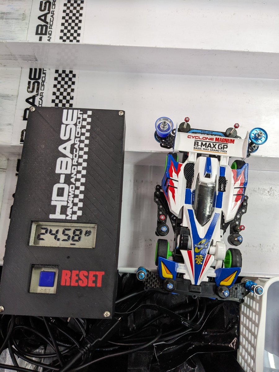 Xj78Ak's tweet photo. HDBASEの新コースを思いっきり楽しんで来ました🏁とにかくロングストレートからリズム良く走れるかが重要なレイアウトでマグナムは快調、ソニックは店長アドバイスで中径仕様に変更中、今月は色々なレースに出たいな。#ミニ四駆 #HDBASE #BMAXGP #ストッククラス #NEXSTAGE https://t.co/uucnsqZQRZ