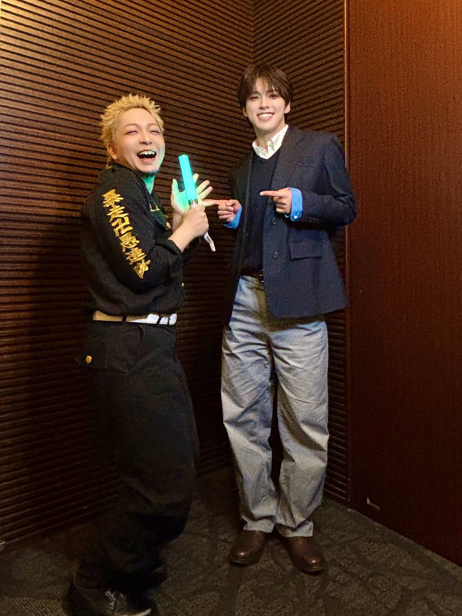 MasayaFukunishi's tweet photo. 本日の「三天戦争編放送直前威弁斗」両部ともに無事完結！ありがとうございましたっ

共に登壇した河野純喜さん、與那城奨さん、木全翔也さんとお写真お撮りしまして！掲載許可もいただきましたっ❣️嬉しすぎる……🐉✨
お顔反射しちゃったのでうさぎとのツーショも添えて🐰ありがとうございました！ https://t.co/bnFFZKjkYm