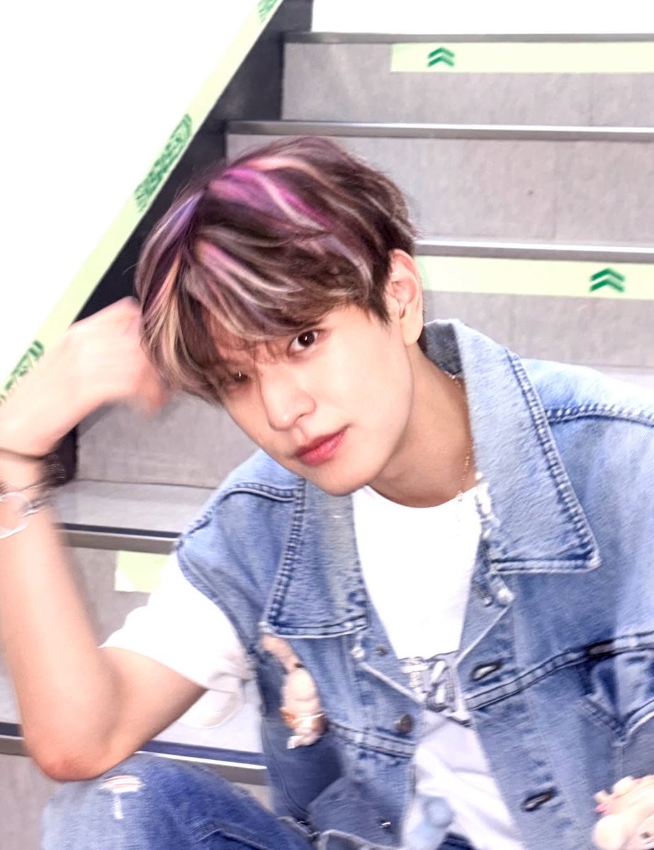minnieverse0's tweet photo. i cant believe this hairstyle lasted for like 3 seconds https://t.co/xHYzj806LR