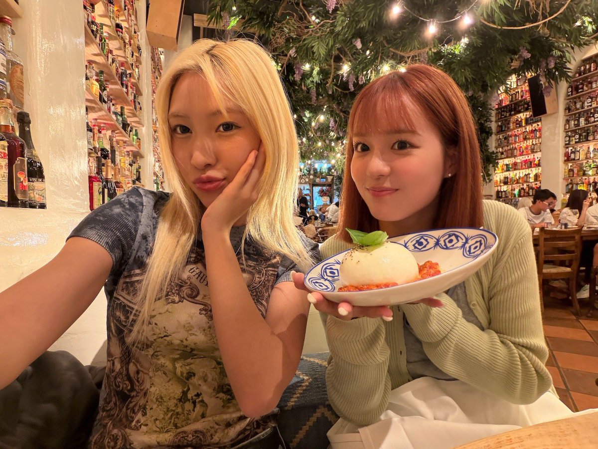 alphazbarbie's tweet photo. maria date in london 🐿️ 🐶 https://t.co/tDpZzrRXUP
