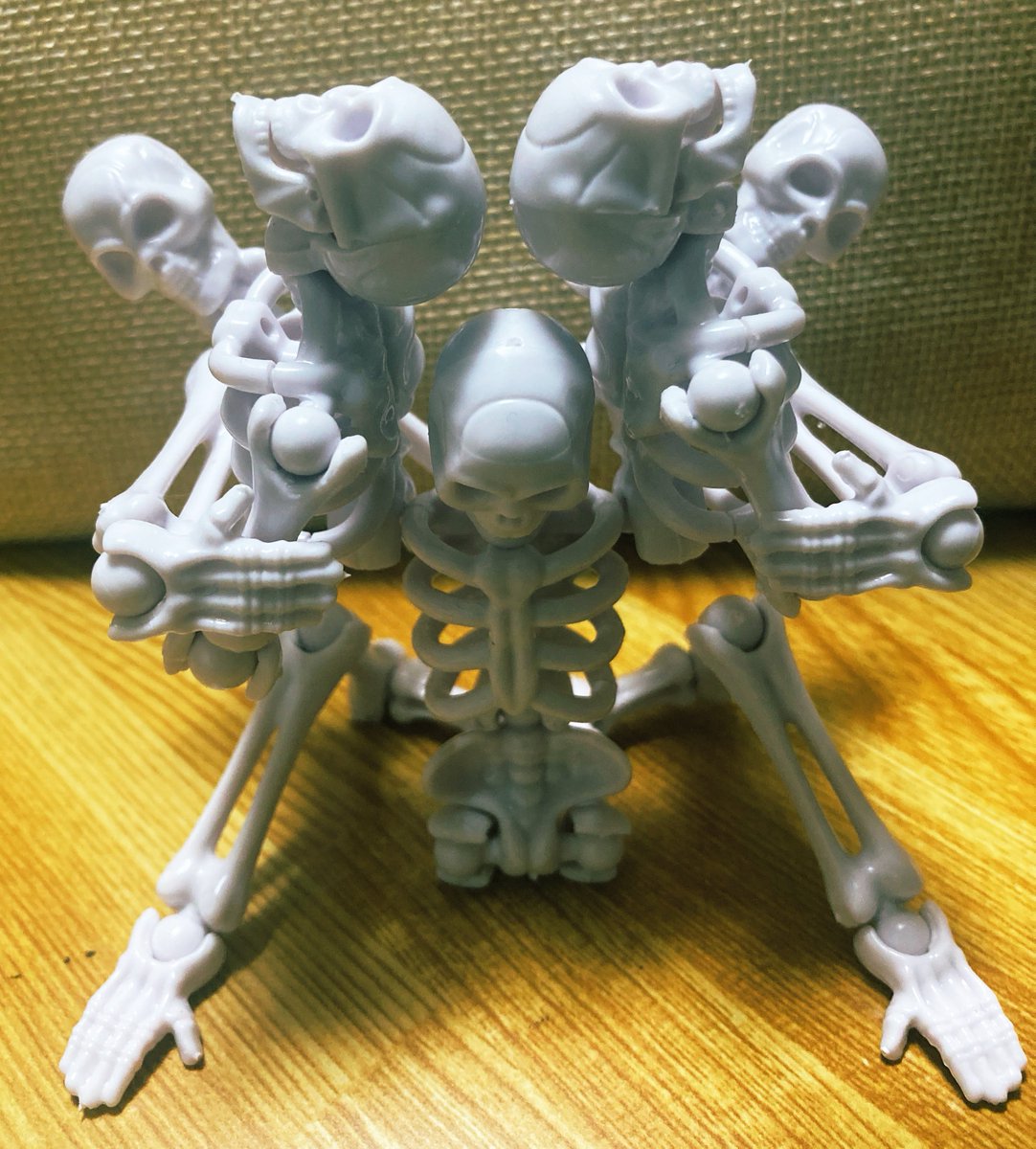 _ya_yan_'s tweet photo. Ｑ.
3体のガイコツで何するの？

Ａ.
邪　神　像　を　造　る　。 https://t.co/zOTBFFDRAL