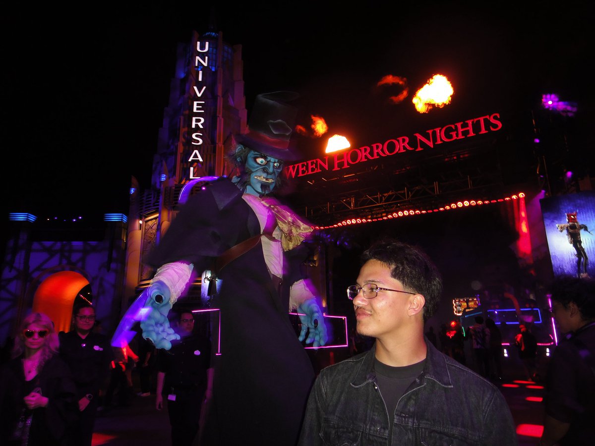 backlotoscy's tweet photo. life these past few days. such an amazing start to an HHN season :3 @john_murdy https://t.co/6V32T1oGaS