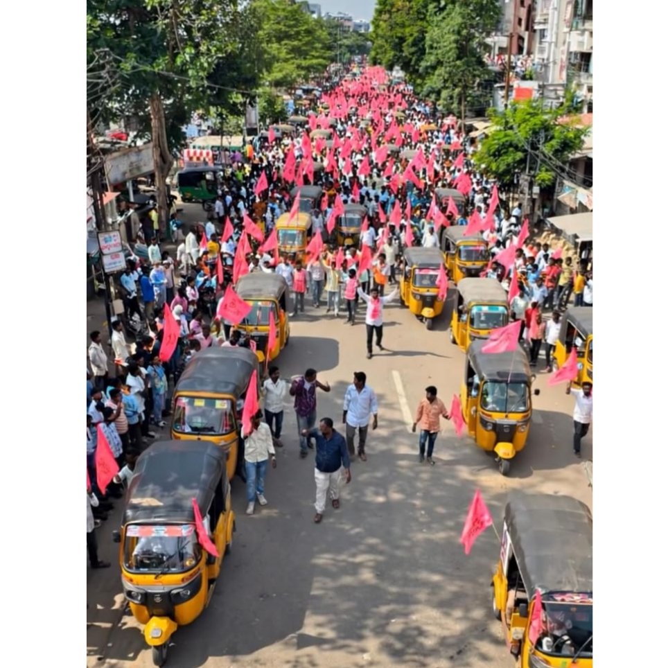 kp_vivekanand's tweet photo. *_ప్రతీ ఆటో కార్మికుడికి బాకీ పడ్డ 36 వేల రూపాయలను ఎప్పుడు చెల్లిస్తావ్ రేవంత్ రెడ్డి : బిఆర్ఎస్ ఎల్పీ విప్, ఎమ్మెల్యే కేపీ.వివేకానంద్ గారు..._*

కాంగ్రెస్ 1000 రోజుల దగా పాలనలో భాగంగా బిఆర్ఎస్ వర్కింగ్ ప్రెసిడెంట్ కేటీఆర్ గారి పిలుపుమేరకు తెలంగాణ రాష్ట్ర వ్యాప్తంగా వారం రోజులపాటు నిర్వహించనున్న నిరసన కార్యక్రమంలో భాగంగా ఐదవ రోజు "మౌలిక వసతుల కల్పనలో కాంగ్రెస్ ప్రభుత్వ విఫలం, ఆటో కార్మికులకు సంవత్సరానికి 12 వేల రూపాయలు ఇస్తామని చెప్పి మోసం చేసిన తీరును" నిరసిస్తూ బిఆర్ఎస్ ఎల్పి విప్, ఎమ్మెల్యే కేపీ.వివేకానంద్ గారి ఆధ్వర్యంలో సుచిత్ర చౌరస్తా నుంచి జీడిమెట్ల గ్రామం గాంధీ విగ్రహం వరకు ఆటో కార్మికులతో కలిసి బిఆర్ఎస్ శ్రేణులు భారీ ఆటో ర్యాలీ నిర్వహించారు.

ఈ సందర్భంగా బిఆర్ఎస్ ఎల్పీ విప్, ఎమ్మెల్యే కేపీ.వివేకానంద్ గారు మాట్లాడుతూ....

🛺 ఎన్నికల్లో గెలుపే లక్ష్యంగా ఆచరణకు సాధ్యం కానీ అడ్డగోలు హామీలతో అధికారంలోకి వచ్చిన కాంగ్రెస్ పార్టీ ఆటో కార్మికులను రోడ్డున పడేసింది. 

🛺 ప్రతి ఆటో కార్మికుడికి సంవత్సరానికి 12 వేల రూపాయలు ఇస్తామని చెప్పిన కాంగ్రెస్ ప్రభుత్వం మూడు సంవత్సరాలైనా 12 వేల రూపాయల కాదు కదా 12 పైసలు కూడా ఇవ్వకుండా ఆటో కార్మికులను మోసం చేసింది. 

🛺 మూడు సంవత్సరాల కాంగ్రెస్ పాలనలో ప్రభుత్వం ఒక్కో ఆటో కార్మికుడికి 36వేల రూపాయలను బాకీ ఉందని, రేవంత్ రెడ్డి ఈ బాకీ ని ఎప్పుడు చెల్లిస్తారో ఆటో కార్మికులకు స్పష్టం చేయాలి. 

⛲ హైదరాబాద్ నగరంలో రాత్రి అయితే చాలు చిమ్మ చీకట్లు అలుముకుంటున్నాయి. కొత్త వీధి దీపాల ఏర్పాటును పక్కకు పెడితే ఉన్న వీధి దీపాల నిర్వాహణను కూడా నిర్వహించలేని నిస్సహాయ స్థితిలో ప్రభుత్వం ఉంది. 

⛲ నగరంలో ఎక్కడ ఏ రోడ్డు చూసినా డ్రైనేజీ మూతలు కుంగడం వాటిని మార్చకపోవడంతో వాహనదారులు, పాదాచారులు  నిత్యం ప్రమాదాల బారిన పడుతున్న ప్రజలకు మౌనిక వసతులను కల్పించడంలో ప్రభుత్వం విఫలమైంది. 

⛲ వేగంగా విస్తరిస్తున్న నార్త్ హైదరాబాద్ నగరాన్ని పక్కకు పెట్టి సీఎం తన ఊహల నగరమైన ఫోర్త్ సిటీకి అధిక ప్రాధాన్యతనిస్తూ హైదరాబాద్ నగర ప్రజలను విస్మరిస్తున్నారు. 

⛲ వేగంగా విస్తరిస్తున్న నార్త్ హైదరాబాద్ సిటీకి మెట్రో రైలు మార్గం ఎంతో అవసరం. కానీ ప్రభుత్వం మాత్రం నార్త్ హైదరాబాద్ సిటీని పక్కకు పెట్టి ఫోర్త్ సిటీ పేరుతో రాజకీయాలు చేస్తూ ఇక్కడి ప్రజలను మోసం చేస్తుంది. ఇదే విషయంలో మెట్రో సాధన సమితి సభ్యులు, ప్రజల పక్షాన మేము ఎన్ని సార్లు ధర్నాలు చేసినా ప్రభుత్వంలో మాత్రం ఎటువంటి చలనం లేదు.

⛲ఫోర్త్ సిటీలో కనీసం ఒక పుట్టు, ఒక మనిషి నివసించే పరిస్థితి లేదు. అలాంటి నగరాన్ని అభివృద్ధి చేస్తున్నామంటూ నానా హైరానా చేస్తూ హైదరాబాద్ మహానగరాన్ని మూడు ముక్కలు చేసి మౌలిక వసతులను కల్పించకుండా ప్రజలకు తీవ్ర అవస్థలు కలిగిస్తున్నారు. 

⛲ యధా రాజా తధా ప్రజా.... అనే విధంగా రాష్ట్రంలో గుంపు మేస్త్రి వ్యవహరిస్తుంటే స్థానికంగా ఉన్న కొందరు కాంగ్రెస్ నాయకులు కార్లల్లో కొబ్బరికాయలు పెట్టుకొని తిరుగుతూ ఎక్కడపడితే అక్కడ కొబ్బరికాయలు కొడుతూ చెడ్డి గ్యాంగ్ లా కొబ్బరికాయల గ్యాంగ్ తయారయ్యారు.

⛲ మరికొన్ని ప్రాంతాల్లో అయితే సంక్షేమ సంఘాల సభ్యులను బ్రతిమిలాడి చీకట్లలో ఉన్న వారి రాజకీయ భవిష్యత్తులో చివరి ప్రయత్నంగా నానా హైరానా చేస్తూ  ఫోటో ఫోజుల కోసం, వారి అధిష్టానం మెప్పుకోసం, లేనిది ఉన్నట్లుగా అర్హత లేకున్నా కొబ్బరికాయలు కొడుతూ చిల్లర రాజకీయాలు చేస్తున్నారు. 

⛲ ఇకనైనా స్థానిక కాంగ్రెస్ నాయకులు ఈ కొబ్బరికాయల చిల్లర రాజకీయాలను బంద్ చేయాలి. ప్రజలు అంతా గమనిస్తా ఉన్నారు. మీరు ఎన్ని వేషాలు వేసిన ప్రజలు మళ్లీ ముఖ్యమంత్రిగా కెసిఆర్ గారిని కోరుకుంటున్నారు. రానున్న ఎన్నికల్లో కెసిఆర్ గారు మళ్లీ సీఎం అవ్వడం కాయం.... కాంగ్రెస్ పార్టీ భూస్థాపితం అవ్వడం ఖాయం.

ఈ కార్యక్రమంలో కుత్బుల్లాపూర్ నియోజకవర్గానికి చెందిన వివిధ మున్సిపాలిటీల మాజీ ప్రజాప్రతినిధులు, పార్టీ అధ్యక్షులు, పార్టీ నాయకులు, మహిళా నాయకురాలు, కార్యకర్తలు, అభిమానులు, స్థానిక సంక్షేమ సంఘాల సభ్యులు, ఆటో కార్మికులు తదితరులు పాల్గొన్నారు.