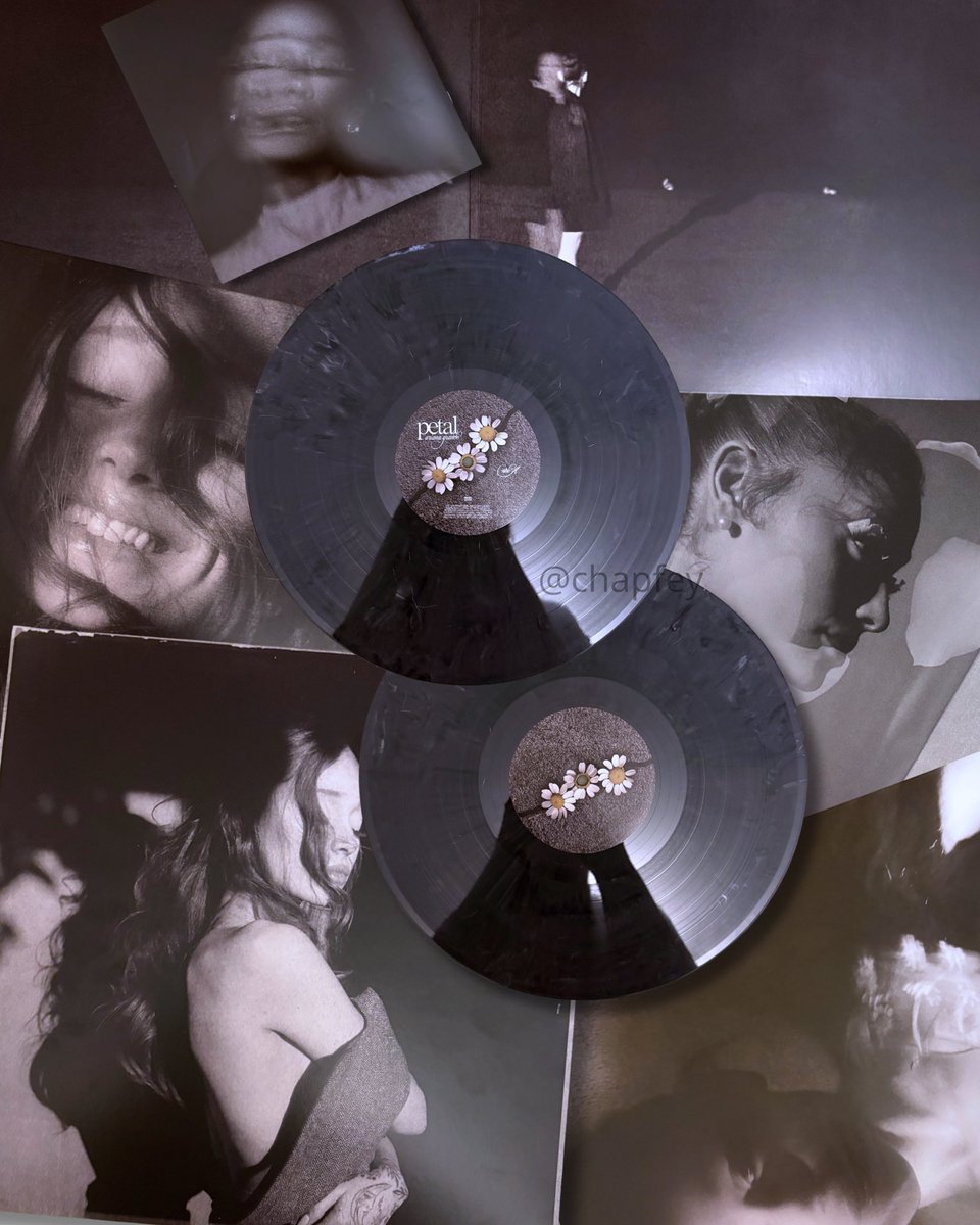 parkermckennafa's tweet photo. faut que je finisse de prendre mes #vinyles de #ArianaGrande en photo mais regardez moi ces pépites là! https://t.co/KAWrKQi3Nj