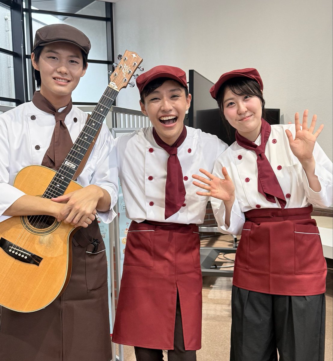 joyo_kodomo's tweet photo. Kaiさんのギター生演奏、しずくさんの美しい歌声、MAOくんのジャグリング、そして観客との一体感‼︎
後ろの席のちびっこがずっと笑っててて、本当に楽しい舞台でした！
#サーカスストーリー
#ケーキ屋のヒミツ https://t.co/BNY9oQRANR