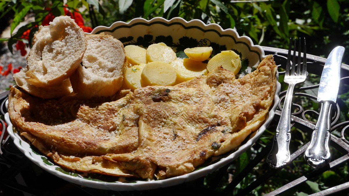 _donalphonso's tweet photo. Grundsätzlich halte ich mich mit Wahlempfehlungen zurück, aber jetzt sage ich: Die Zeit ist reif für das gratinierte Omelette mit Pfifferlingen, Lauch, Zwiebeln, Kräutern und Kartoffel. https://t.co/U65Gx1PAVI