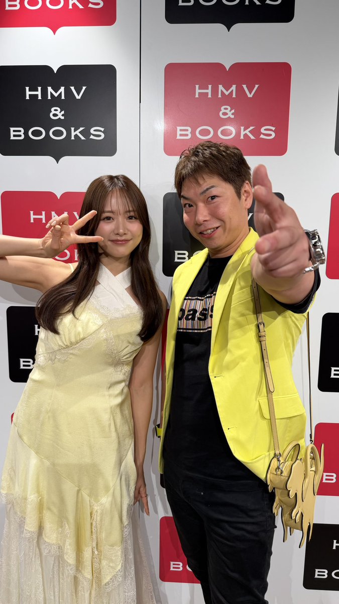 168Oo24's tweet photo. 今日はじめて肉眼で森香澄ちゃん見たけど、小顔でめっちゃ可愛かった😳

しかも対応もめちゃくちゃ良くて、名前聞かれてもう一回並んだら名前覚えて呼んでくれたし、ポーズ指定も僕が別々のポーズしたらそのまましてくれた😂

#戦略的かわいい #森香澄 https://t.co/uBHXZDb6uy
