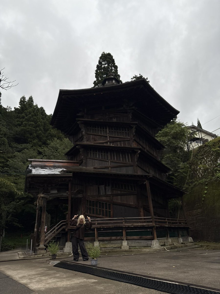 intynet_'s tweet photo. went to the only double helix wooden structure in the world today! https://t.co/sNUHeh7mea