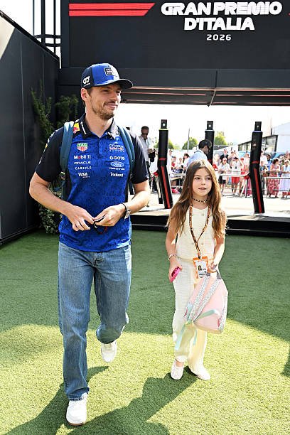formuLau16's tweet photo. Max arriving this morning with P 🫶🏻 https://t.co/0eGVnExv4c