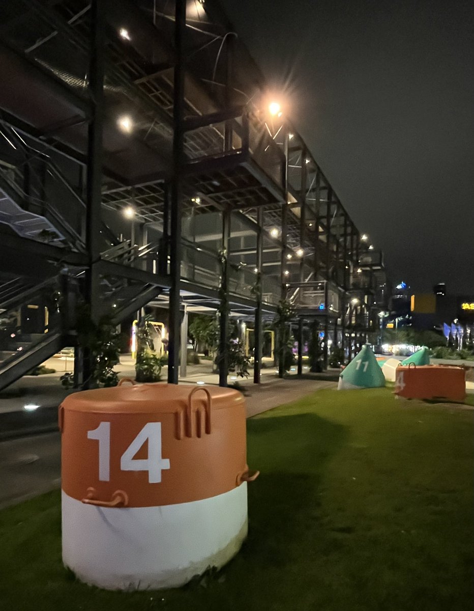 HillThalisAUP's tweet photo. Out &amp; about in Auckland’s evolving Wynyard Quarter waterfront, a fine exemplar of adaptation, flexibility &amp; taking time as city grows into itself.
Lots of unprogrammed public space, good cheap &amp; cheerful, upmarket housing, big boats, play
#citymaking in progress
#publicauckland https://t.co/W84XFbIyDU