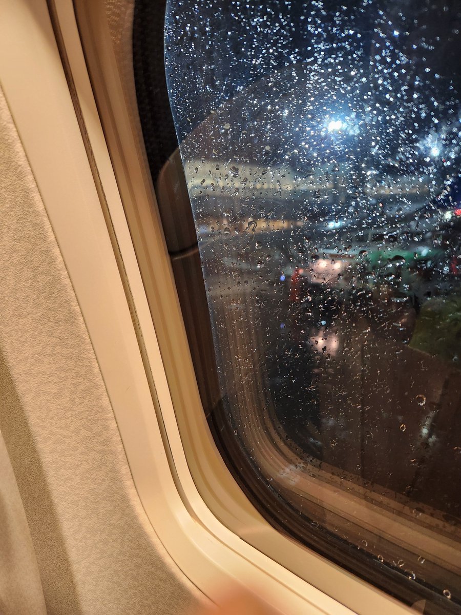 sh0613ko's tweet photo. 宙組千秋楽を観劇して、今から帰ります🛫空港に着いて、あんまり時間がないけど、うどんなら早いだろうと思ってうどんのお店に入ったら、提供まで１５分以上かかって、保安検査ギリギリになってしまった💦結局５分遅延したから、最後まで食べれたけど、遅延しなかったら、残すところだった😅 https://t.co/Nj4RKLuedO