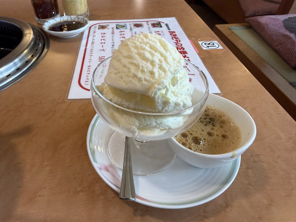 seshikou's tweet photo. 群馬のローカル焼肉店あおぞら

上州牛定食デラックス（デザート付）
カルビラーメン
デザートのアフォガート

食い過ぎ https://t.co/anpmUaShPX