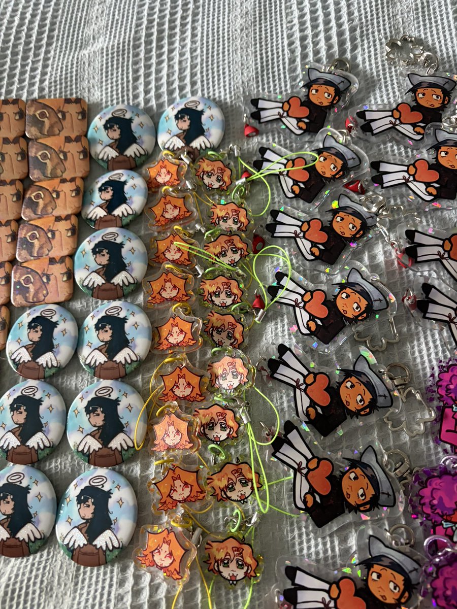 ElaVisna52271's tweet photo. Haiiiiiiiiiiii helloooooo #merch #artmootsㅤ #811game #vittorino811 #dubuk #keychain https://t.co/RIsHYBScqE