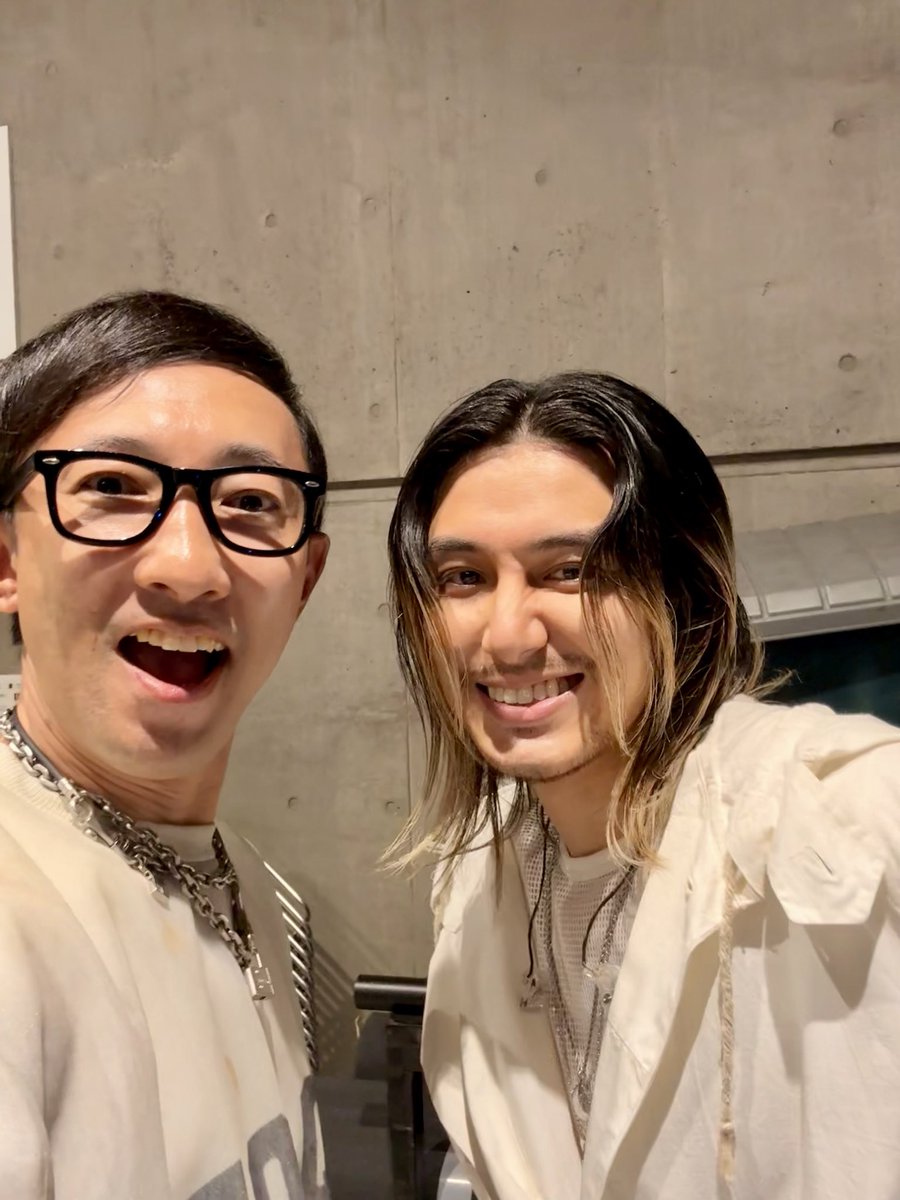 kogakogaken's tweet photo. サマソニで藤井風さんに出会ったぞー！！！
オーマイガー！

名乗ったら顔をくしゃくしゃにして
「あーあー！分かりますぅぅ。はじめましてぇ。」と。
ダメ元で森三中大島さんと一緒に『GARDEN』をカバーしたんですよぉ。と伝えたら、
「あーぁ！聞きましたぁ。あれ、すごく良くて。あのアレンジ採用してみたいと思ったんですぅ。」と。
は？え！？僕らのカバー聴いてくれてましたー！
めちゃくちゃ嬉しいんですけど！！
大島さん、やりましたよー！！！
たとえ嘘でも、採用したいなんて言ってくれて、なんという優男っぷりよ。
やばいね！！！マジで！！
⁡
結局、直接話してみての僕の感想は…。。。
⁡
…可愛い…でした！！！
⁡
藤井風は可愛いです！！！