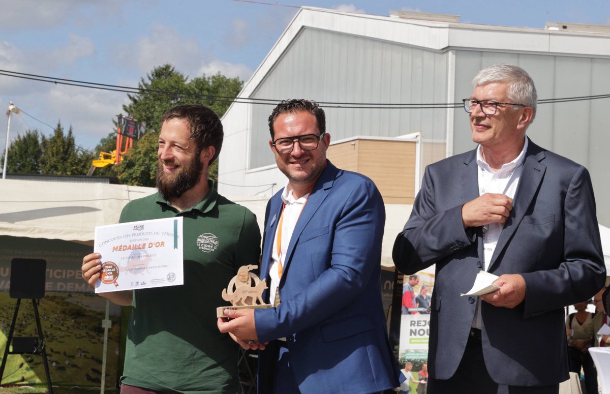hautsdefrance's tweet photo. 🏆 Carton plein pour nos producteurs et notamment pour notre roi des fromages « le Maroilles » à la Foire aux Fromages de #LaCapelle !
🧀 Tous primés, ils font rayonner le savoir-faire de notre terroir et la qualité des produits des #hautsdefrance.
👏 Un grand bravo à eux ! https://t.co/ZWhyP69xrS