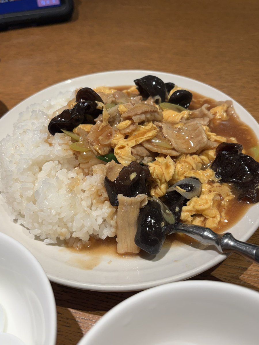 POISON_00s's tweet photo. 瓶ビール3本
小籠包
豚肉と卵と木耳丼
醤油ラーメンと半チャーハン

こーゆーので良いのさ
こーゆーので。 https://t.co/2YcdOevbyB