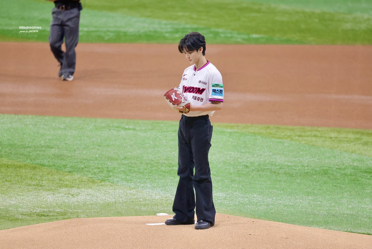 littledreamies_'s tweet photo. 260906 승요 재민 ⚾️

#JAEMINxKiwoomHeroes
#재민아_힘껏_던져봐 
#재민 #JAEMIN https://t.co/PDRayMUGRp