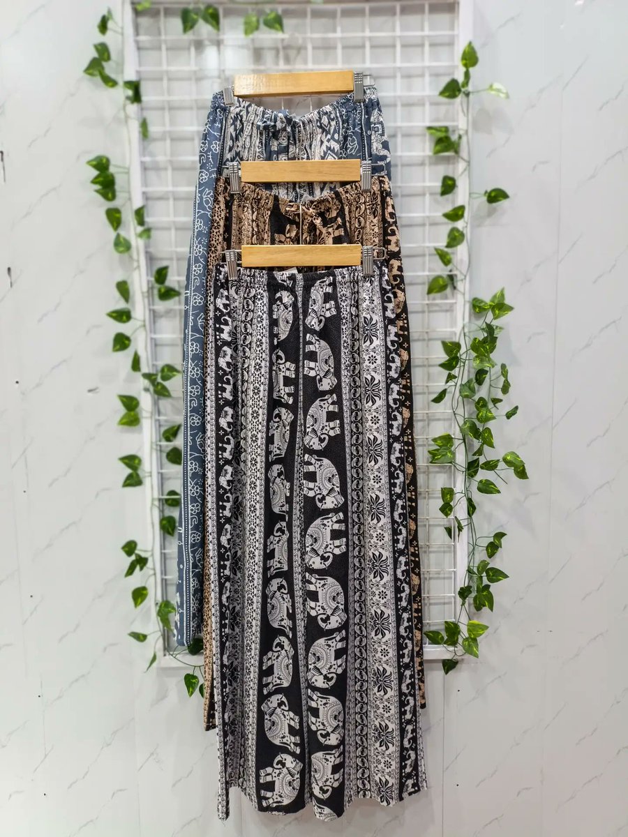 09Birds's tweet photo. Kenalin nih, Celana Motif Gajah Bangkok yang lagi viral! Bahannya yang super adem dan potongannya yang flowy bikin celana ini auto jadi andalan buat daily outfit kamu. Mau dipakai santai di rumah, jalan-jalan, atau OOTD-an, semuanya masuk! 💯 https://t.co/evzKq3JWiC